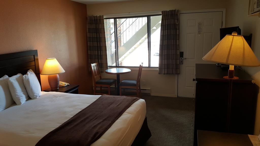 North Pointe Inn And Suites 킬로나 외부 사진