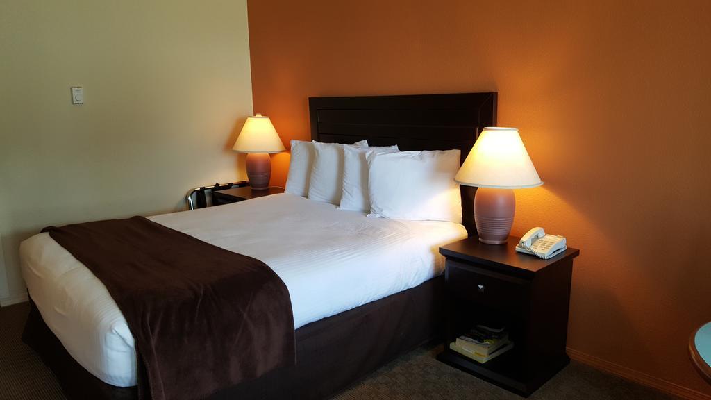 North Pointe Inn And Suites 킬로나 외부 사진